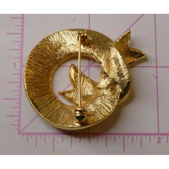 Beautiful Golden Ribbon Wreath Brooch - Picture 3 of 3